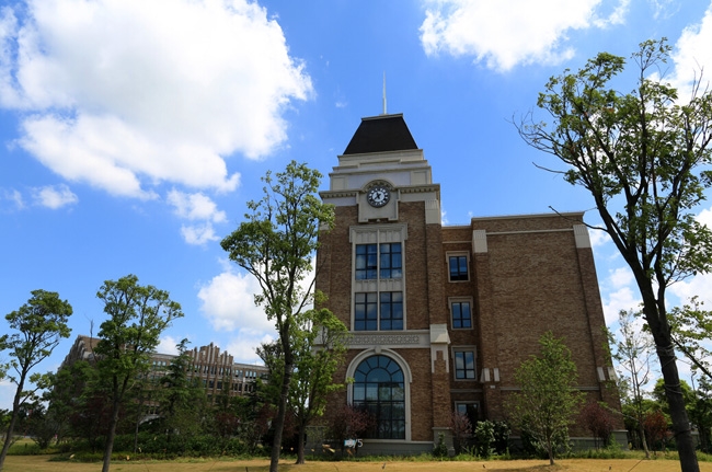 上海外国语大学贤达经济人文学院
